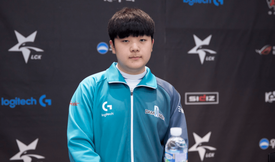 靠门将与后